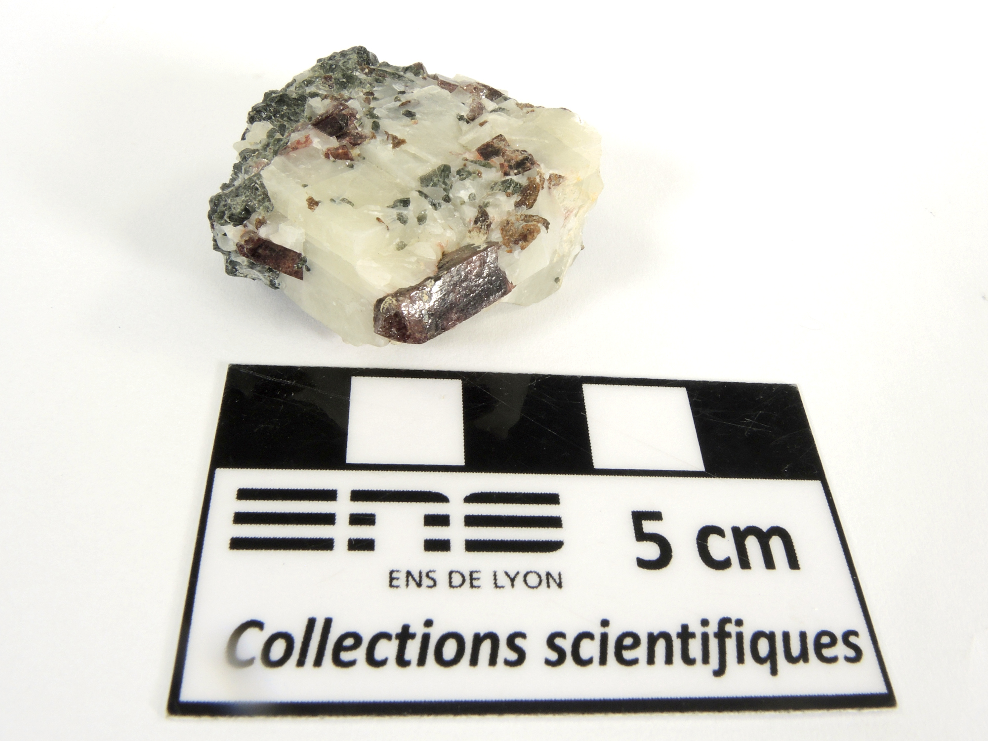 Zircon métamicte, diopside et calcite Zircon métamicte, diopside et calcite   Andilamena 